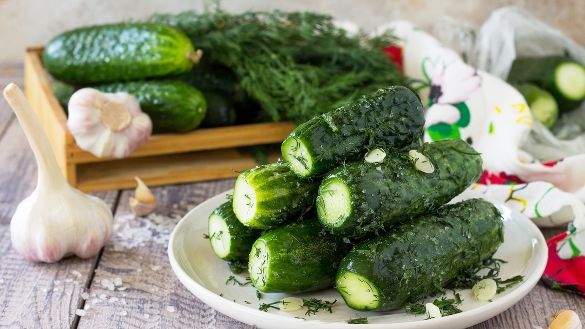 Хрустящие маринованные огурчики готовы за ночь — быстрый рецепт от Юлии Высоцкой