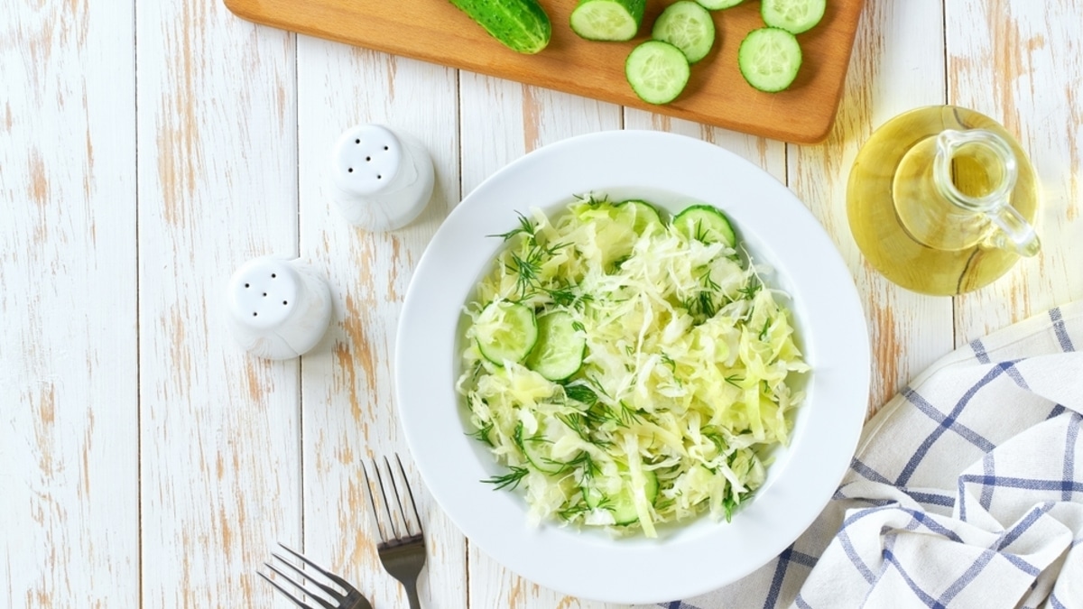 Этот огуречный салат — отличная закуска к шашлыкам и не только