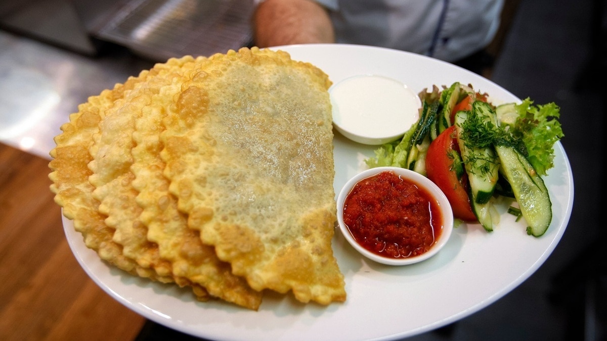 "Рецепт теста — идеальный": с таким подходом чебуреки точно будут хрустеть, но не ломаться "Рецепт теста — идеальный": с таким подходом чебуреки точно будут хрустеть, но не ломаться