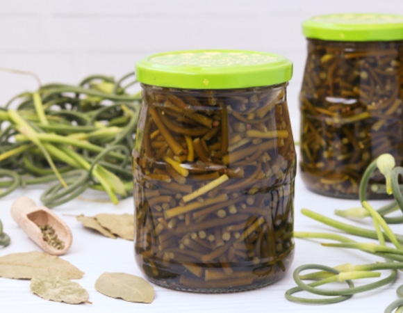 Маринованные чесночные стрелки — рецепт аппетитной заготовки на зиму