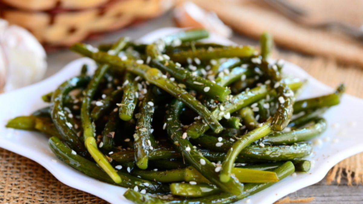 Что приготовить из чесночных стрелок? Конечно же, теплый салат в корейском стиле