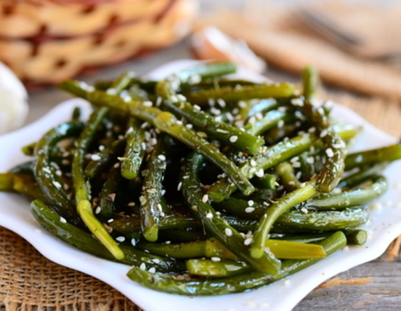 Что приготовить из чесночных стрелок? Конечно же, теплый салат в корейском стиле