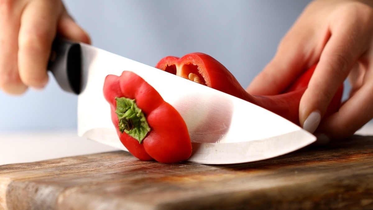 "Где ты был раньше?": гениальный способ нарезать болгарский перец — быстро и без семечек "Где ты был раньше?": гениальный способ нарезать болгарский перец — быстро и без семечек