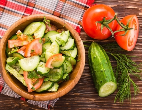 Диетолог развеял главный миф о салате из огурцов и помидоров