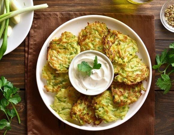 "Сочные" блинчики из кабачков оценит вся семья — простой рецепт на все случаи жизни 