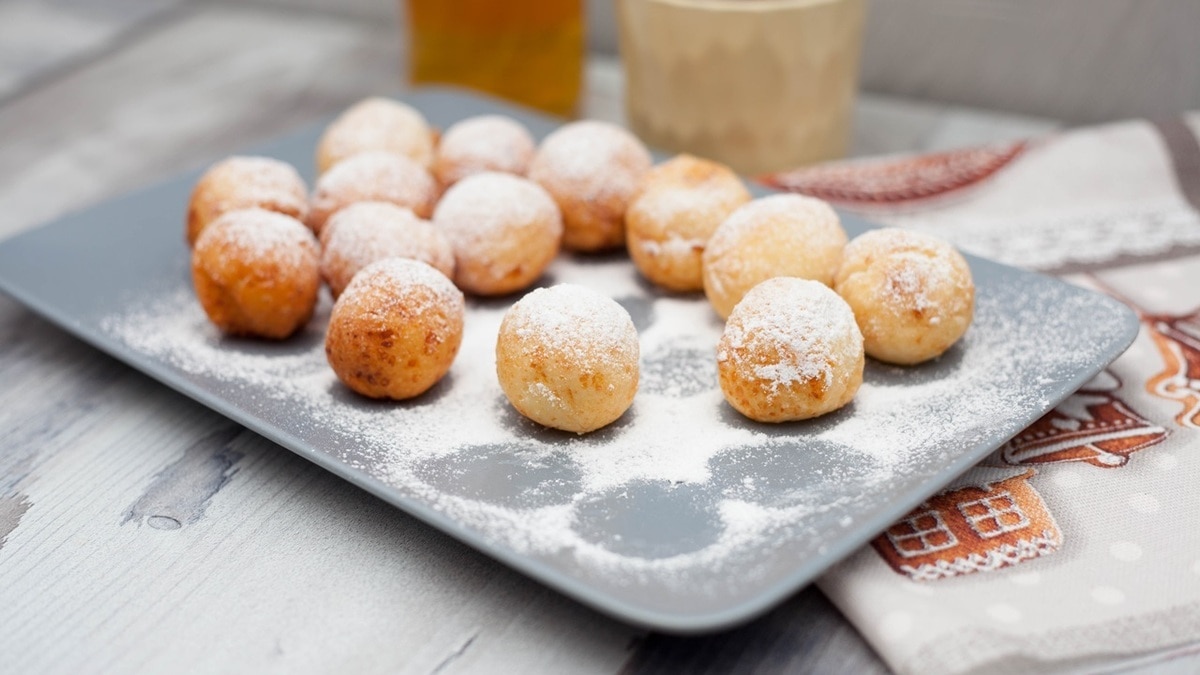 "Они не жирные, как жареные": готовим воздушные творожные пончики всего за 20 минут