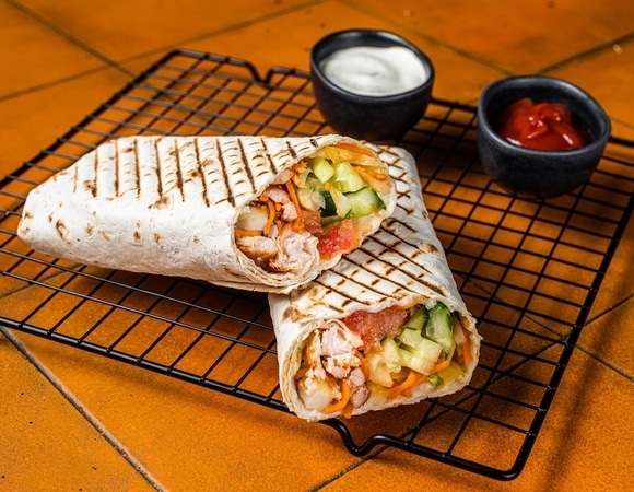 Сколько шаурмы смогут купить на месячную зарплату жители городов России