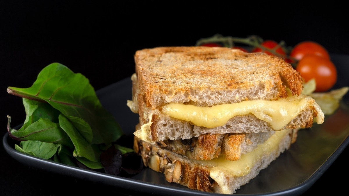 "Вкус — как в кафе": как сделать сырные тосты с маслом всего за 5 минут "Вкус — как в кафе": как сделать сырные тосты с маслом всего за 5 минут