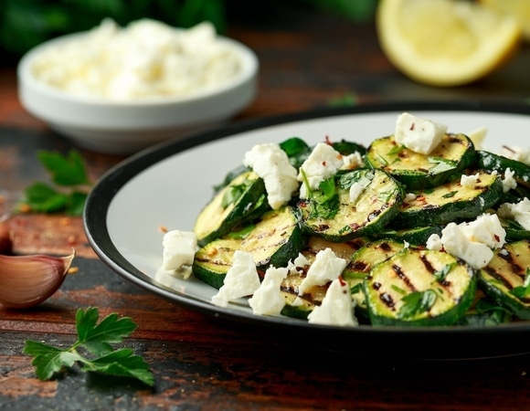 Изумительный летний салат к ужину — в основе кабачки и сыр фета, готовится на "раз-два"