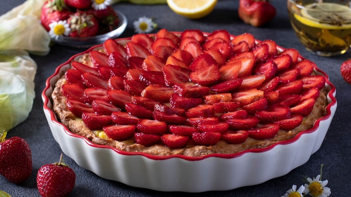 "Дети едят с удовольствием": готовим пирог с клубникой — да не обычный, а тертый