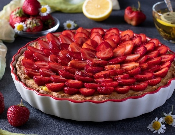 "Дети едят с удовольствием": готовим пирог с клубникой — да не обычный, а тертый