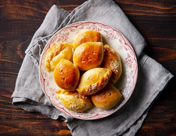 "Получаются мягкими и вкусными": готовим пирожки за 20 минут — быстро и просто