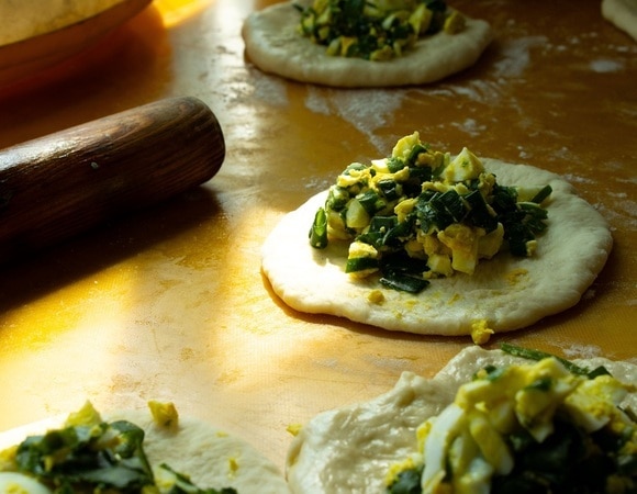 "Тесто мягкое и нежное": быстрые пирожки с луком и яйцом — понравятся всей семье "Тесто мягкое и нежное": быстрые пирожки с луком и яйцом — понравятся всей семье