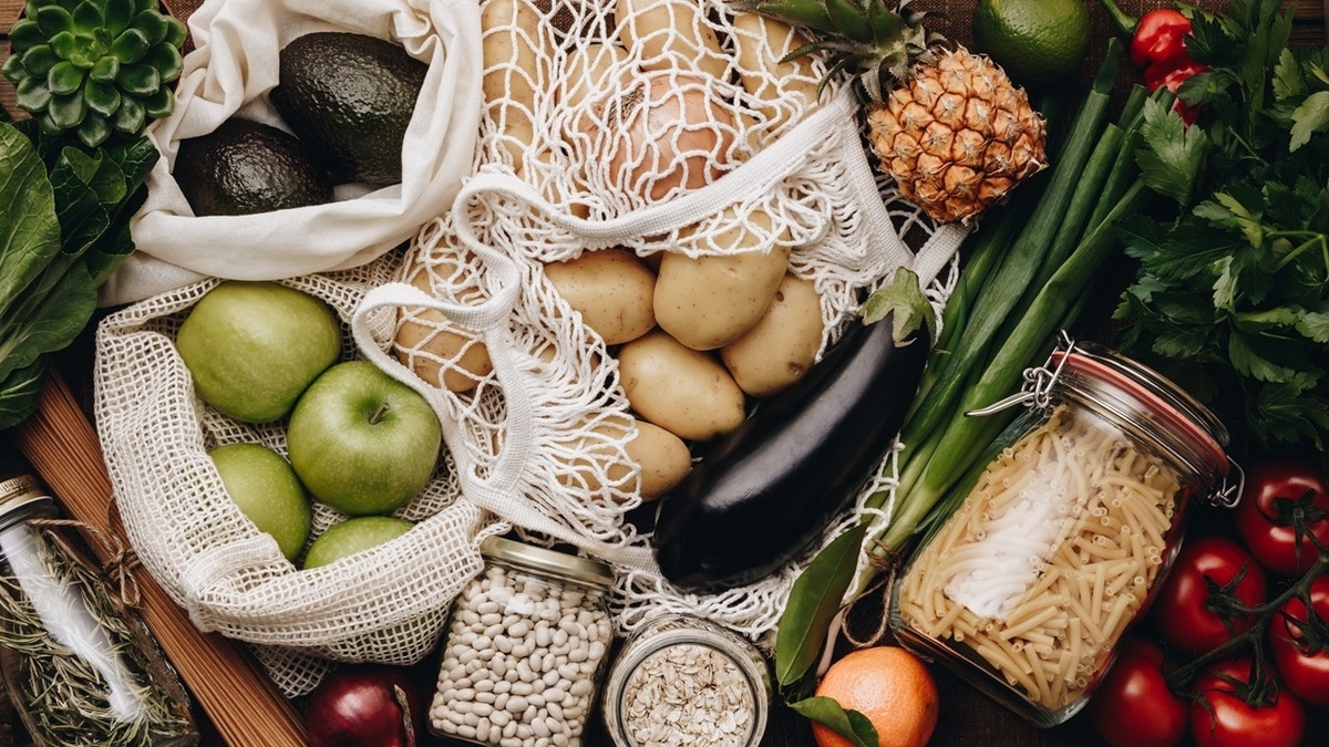 "В заботе о кишечнике": какие продукты наладят стул, объяснил доктор Мясников