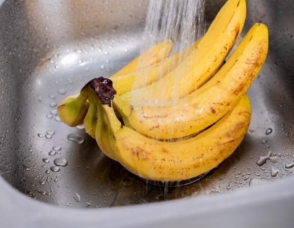 Зачем мыть бананы, если кожуру никто не ест: нутрициолог объяснила