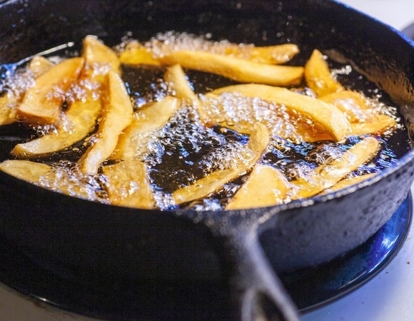 Эти 4 продукта могут испортить чугунную сковороду — придется искать новую