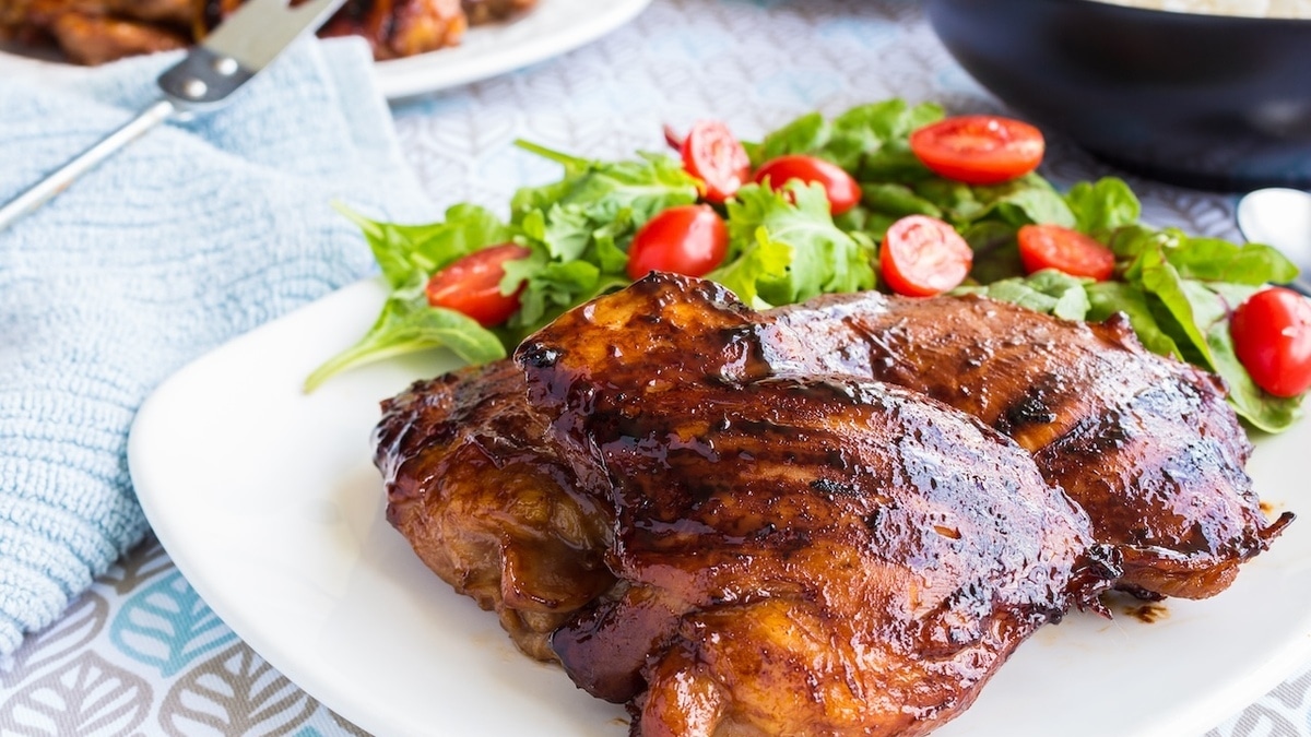 Нет более летнего блюда, чем курица в клубничном маринаде — готовится за 3 шага