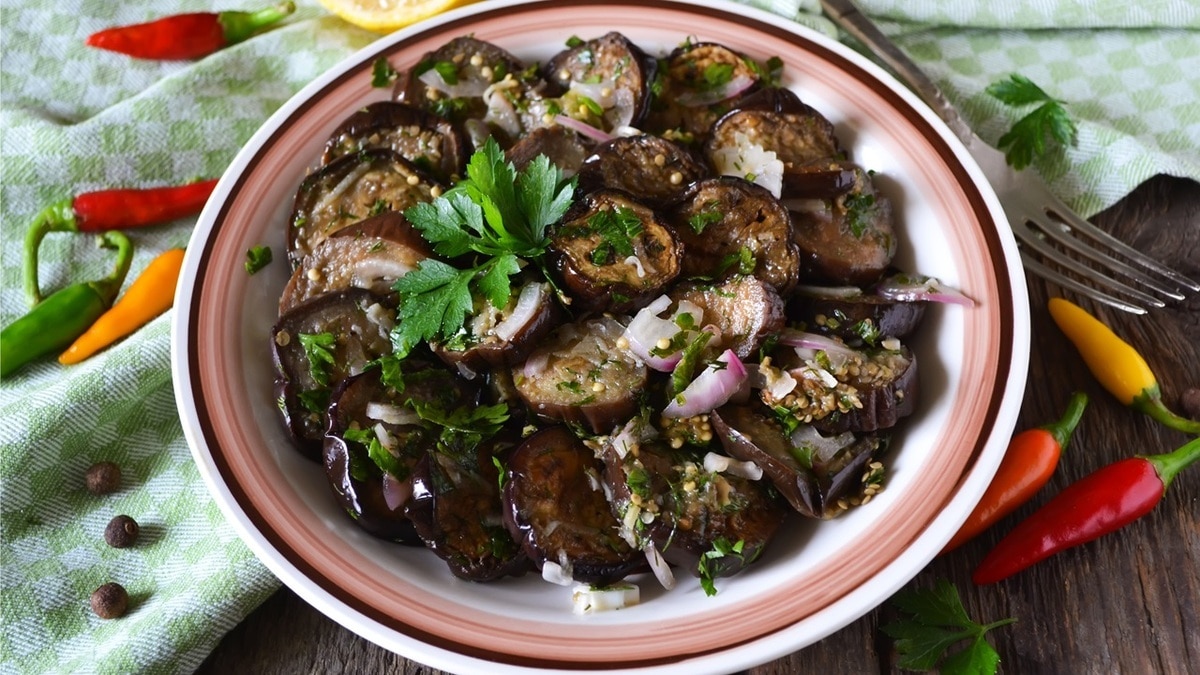 "Напоминает маринованные грузди": закуска из баклажанов на скорую руку — получается объедение