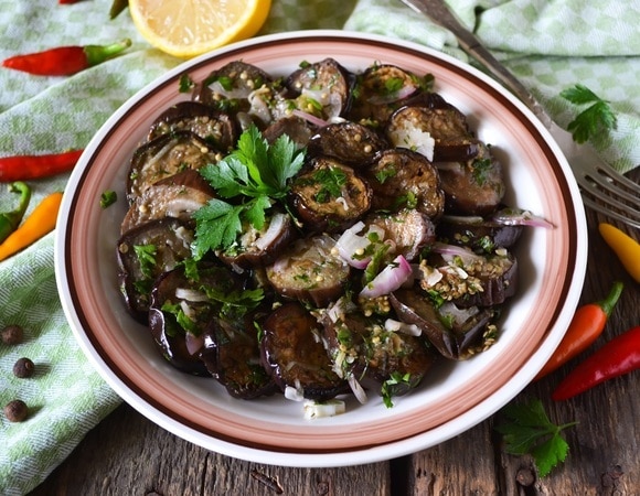 "Напоминает маринованные грузди": закуска из баклажанов на скорую руку — получается объедение "Напоминает маринованные грузди": закуска из баклажанов на скорую руку — получается объедение