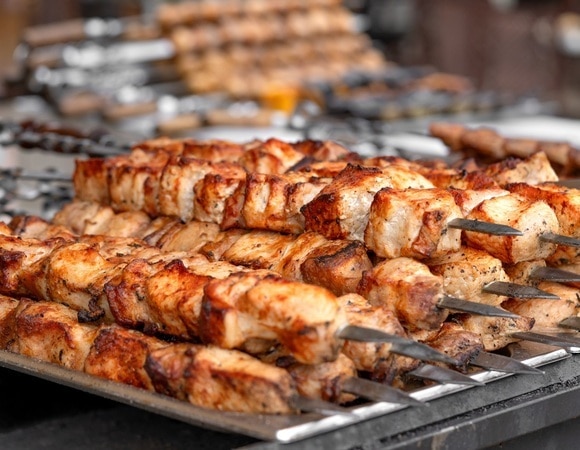 "Старый добрый рецепт": маринуем шашлык как в СССР — мясо будет таять во рту "Старый добрый рецепт": маринуем шашлык как в СССР — мясо будет таять во рту