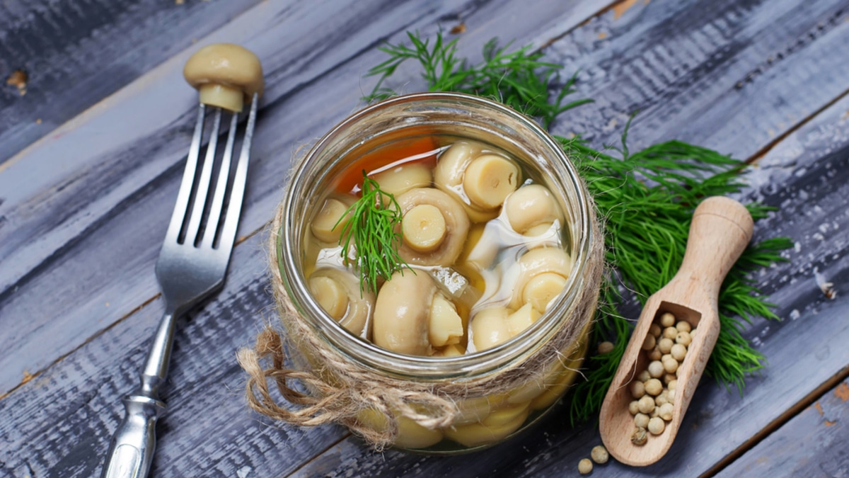 Быстрые маринованные шампиньоны — для закуски и к мясу