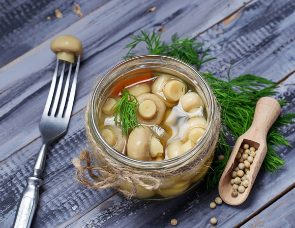 Быстрые маринованные шампиньоны — для закуски и к мясу