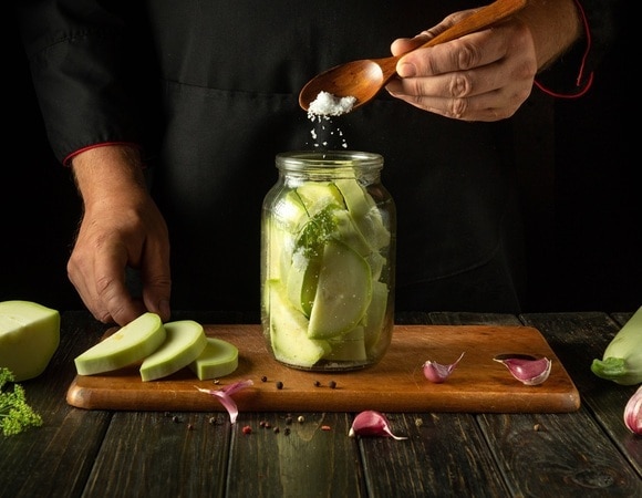 Быстрый рецепт маринованных кабачков — пальчики оближешь