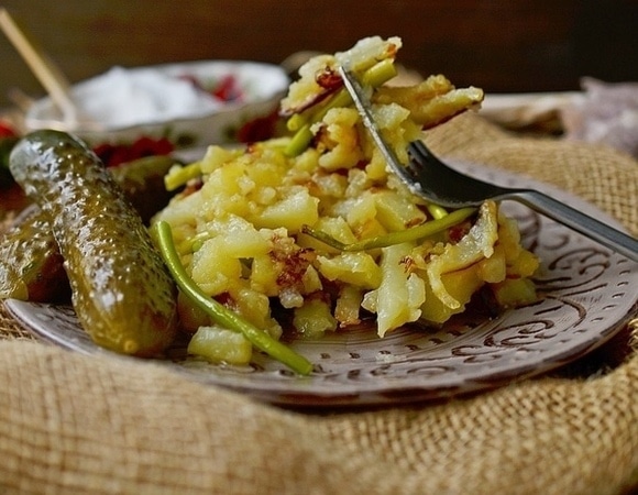 Необычно пожарить картошку — добавьте чесночные стрелки по этому рецепту и наслаждайтесь 