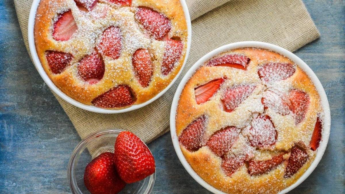 Осталась клубника? Нежнейшая творожная запеканка с ягодами с первой ложки вернет в детство