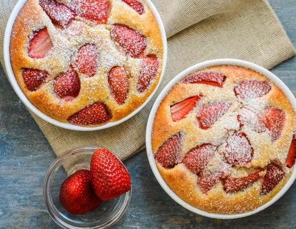 Осталась клубника? Нежнейшая творожная запеканка с ягодами с первой ложки вернет в детство