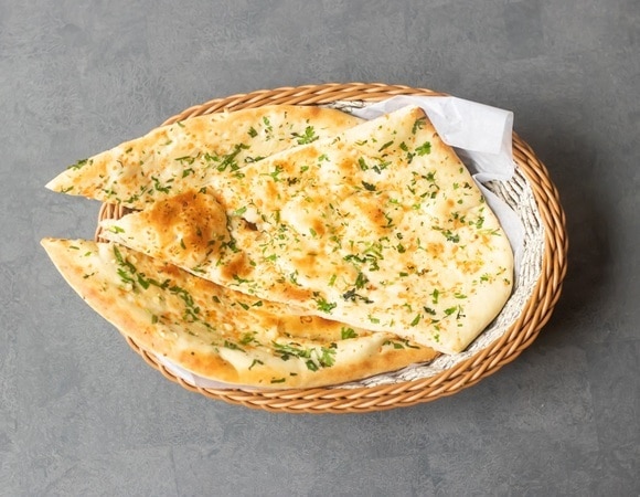 "Даже дети просили добавки": универсальный рецепт лепешек с зеленью и творогом