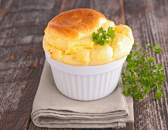 Воздушное суфле с тремя видами сыра: горячая закуска не хуже жюльена