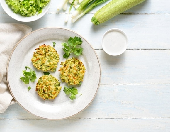 "Съедают с удовольствием": оладьи из кабачков — что может быть проще и полезнее