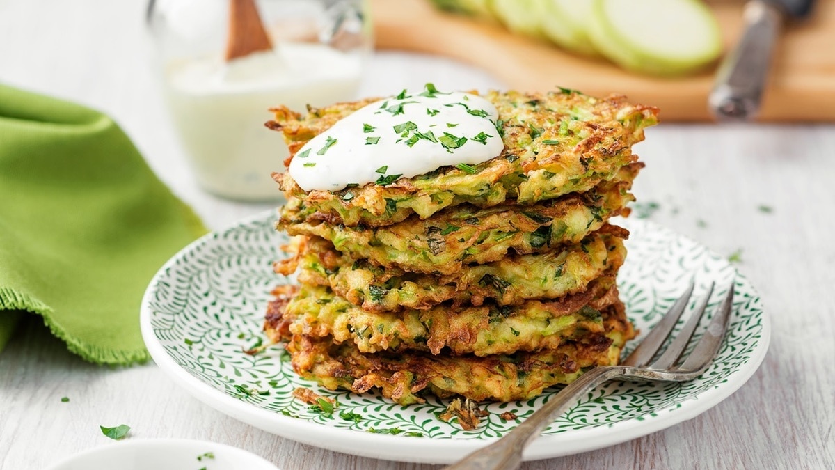 "Домашние были в восторге": как приготовить оладьи из кабачка с сыром "Домашние были в восторге": как приготовить оладьи из кабачка с сыром
