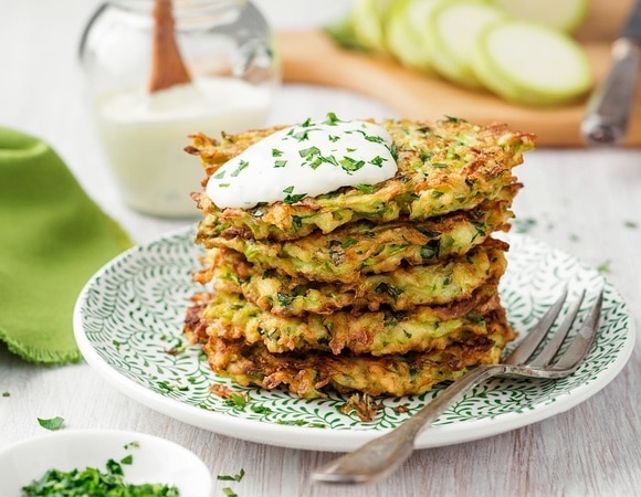 "Домашние были в восторге": как приготовить оладьи из кабачка с сыром "Домашние были в восторге": как приготовить оладьи из кабачка с сыром