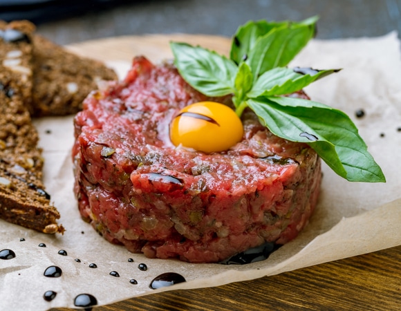 Тартар из говядины: французское мясо для гурманов