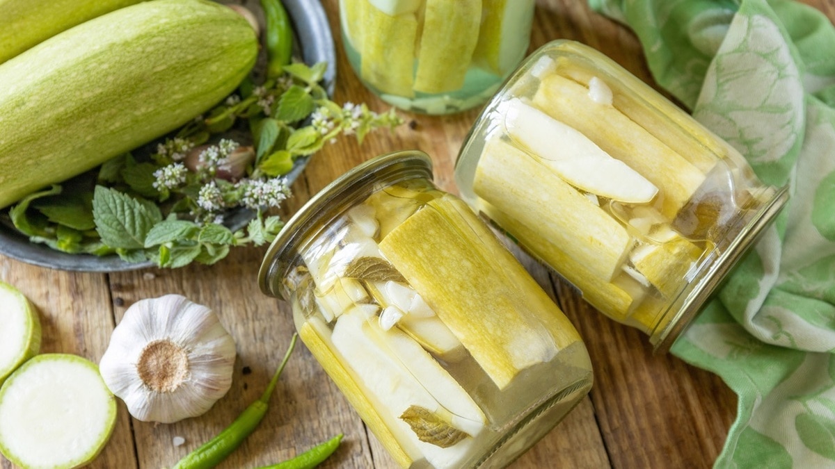 "Спасает, когда гости на пороге": как быстро приготовить малосольные кабачки с чесноком и петрушкой 