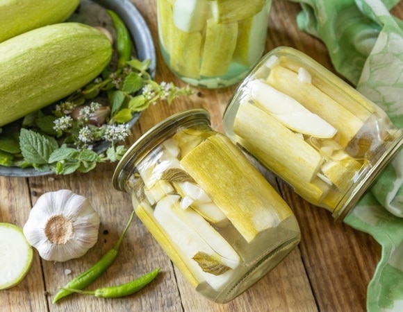 "Спасает, когда гости на пороге": как быстро приготовить малосольные кабачки с чесноком и петрушкой