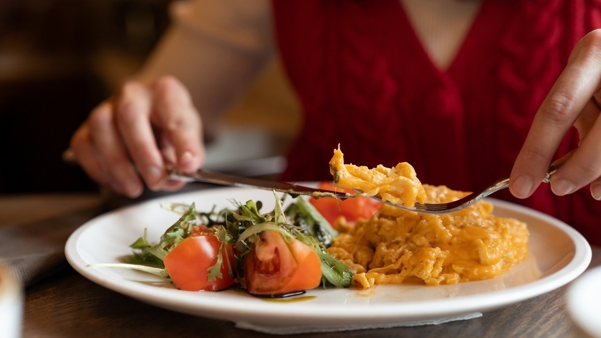 "Понравился вариант": как жарить яичницу без капли жира и масла — попробуйте на овощах