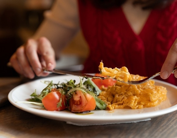 "Понравился вариант": как жарить яичницу без капли жира и масла — попробуйте на овощах