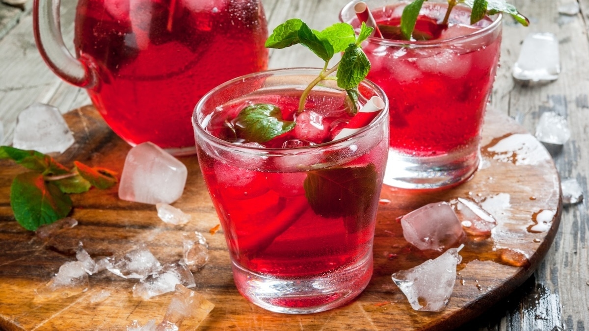 Рецепт компота из черешни и клубники гости будут выпрашивать — нет лучшего способа сохранить ягоды 