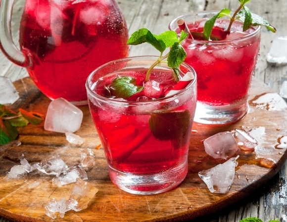 Рецепт компота из черешни и клубники гости будут выпрашивать — нет лучшего способа сохранить ягоды 