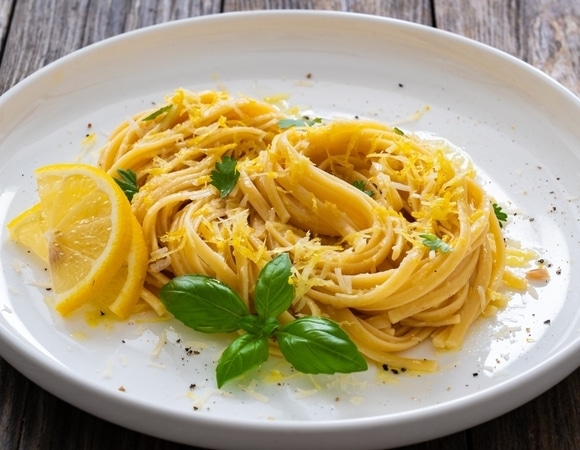 Лимонная паста с пармезаном за 20 минут: новый вкус привычных макарон