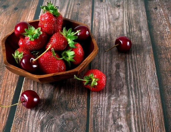 "Красивый цвет и насыщенный вкус": готовим вкусный компот из черешни и клубники