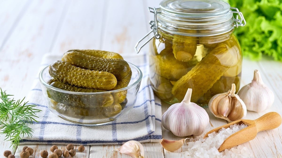 "Не нужно ждать сутки": малосольные огурцы с чесноком готовим по особому рецепту