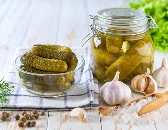 "Не нужно ждать сутки": малосольные огурцы с чесноком готовим по особому рецепту "Не нужно ждать сутки": малосольные огурцы с чесноком готовим по особому рецепту