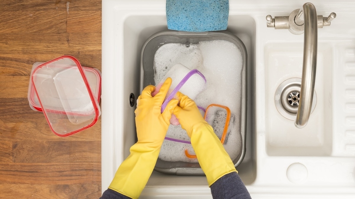 Как очистить пластиковую посуду от пятен и запаха — 3 проверенных средства 