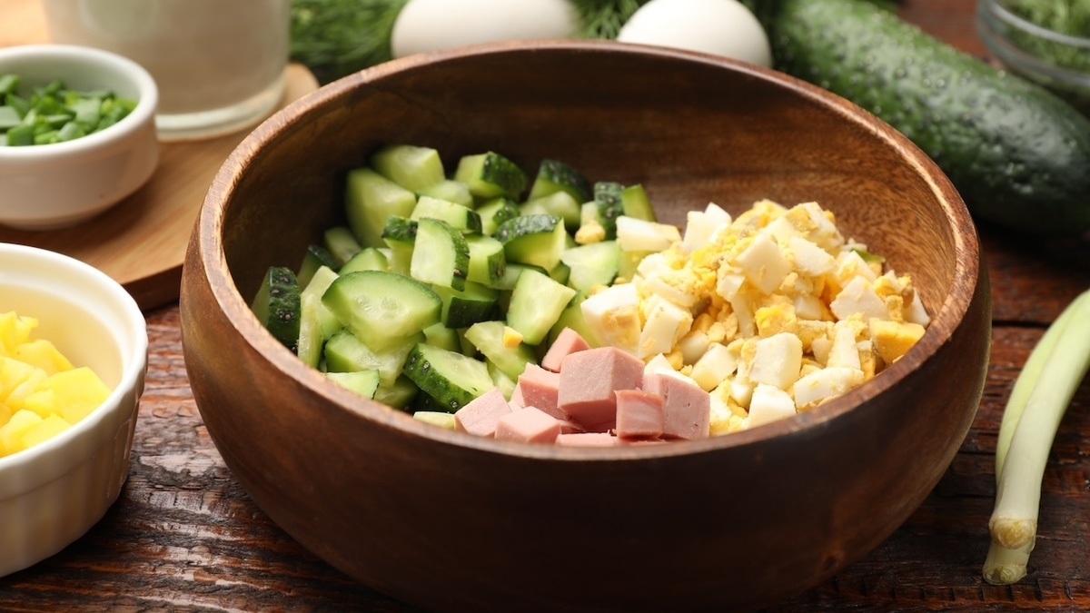 Окрошка на квасе или на кефире — какая вреднее? Врач помогла разрешить "вечный спор"