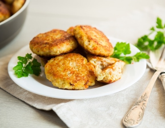 "Нежные, как в детстве": рыбные котлеты получатся сочными и ароматными, если следовать этому рецепту