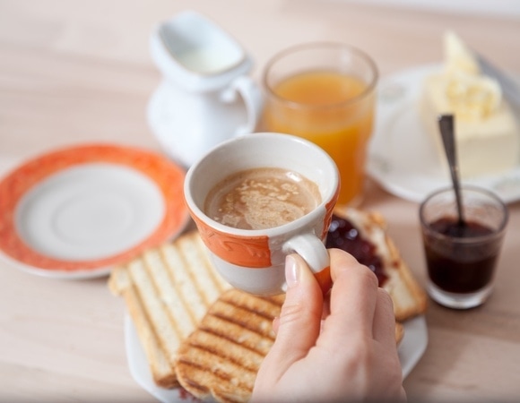 Перенесите завтрак на это время, если хотите похудеть — ученый проверил